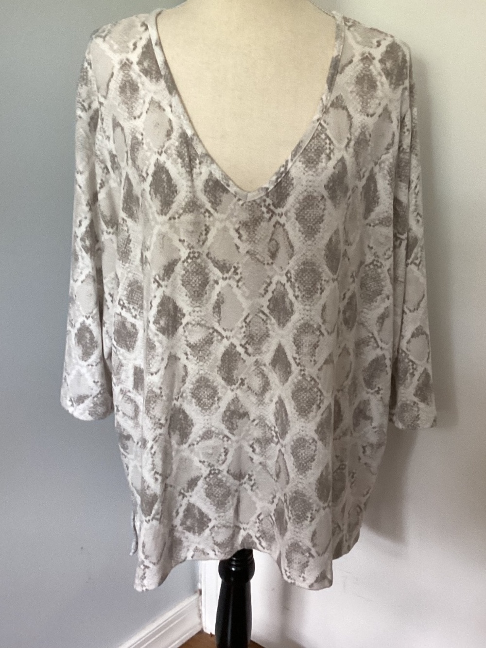 BOBEAU PLUS 3X JERSEY KNIT TOP TUNIC GREY WHITE  SNAKE PRINT V NECK